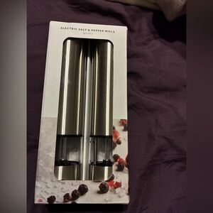 Sur la table electric salt & pepper mill set